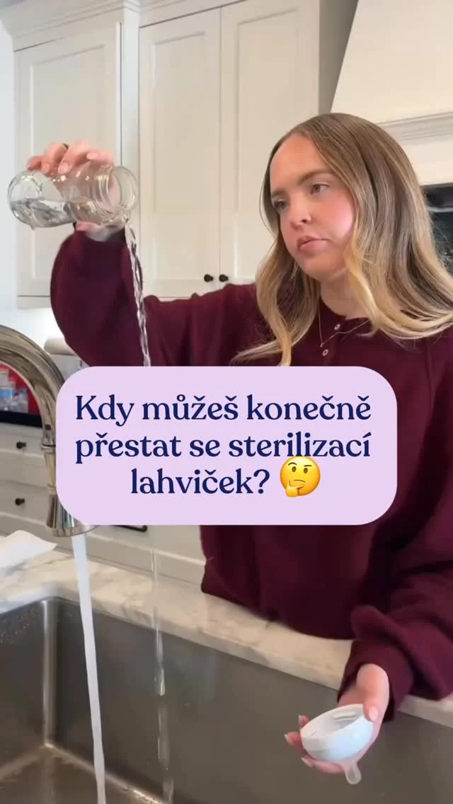 Přemýšlíš, kdy přestat se sterilizací lahviček? 🧐🍼

Podle odborníků je vhodné lahvičky sterilizovat až do 12 měsíců věku dítěte. Po prvním roce už je imunitní systém miminka silnější a riziko infekcí způsobených bakteriemi se výrazně snižuje! 💪

Pokud po 12. měsíci stále pravidelně podáváš mléko, stačí lahvičky nebo hrnečky umýt v horké vodě se saponátem a nechat je volně uschnout na vzduchu. 🧼